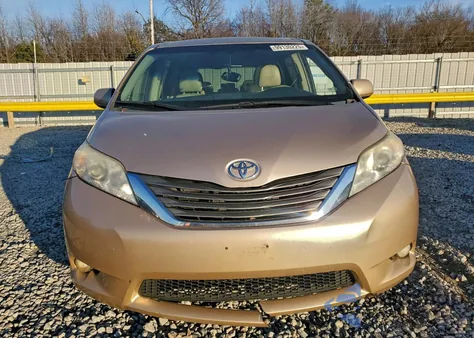 2014 Toyota Sienna Xle z USA, uszkodzony, nr VIN 5TDYK3DC5ES463940